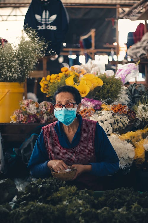 Gratis lagerfoto af ældre, ansigtsmaske, blomster