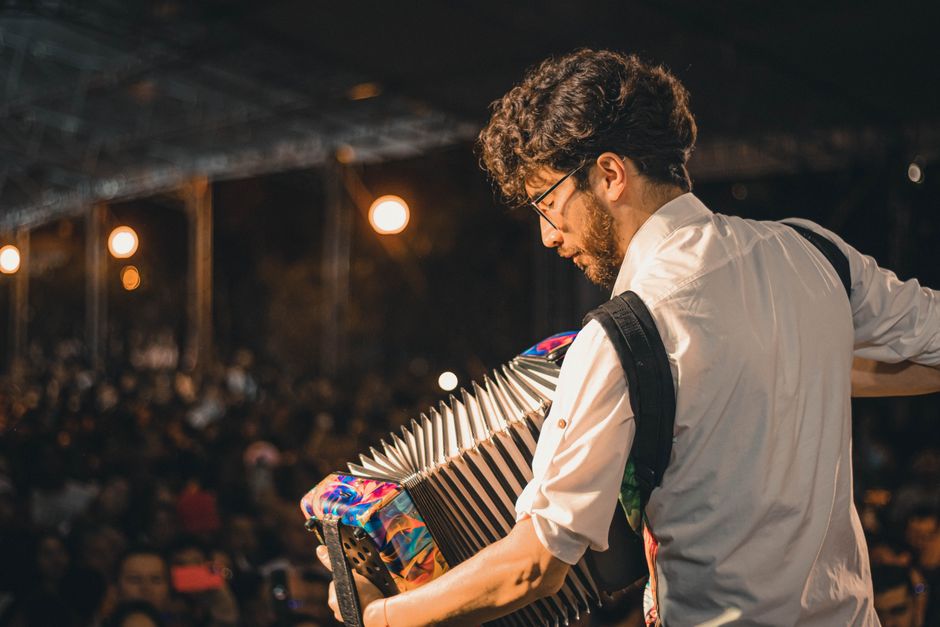 La cumbia vasca 2026: productores de Bilbao fusionan ritmo colombiano con sonoridades industriales