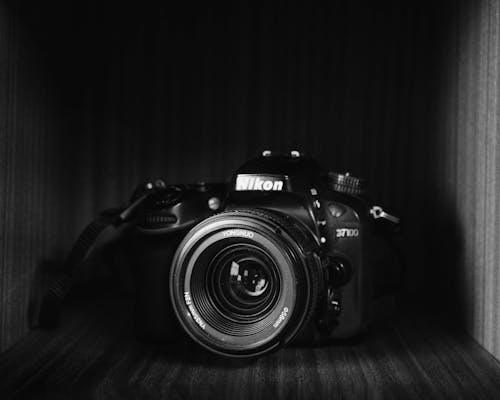 Darmowe zdjęcie z galerii z czarno-biały, czarny aparat, dslr