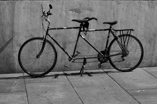 Gratis Fotos de stock gratuitas de bicicleta tándem, blanco y negro, escala de grises Foto de stock
