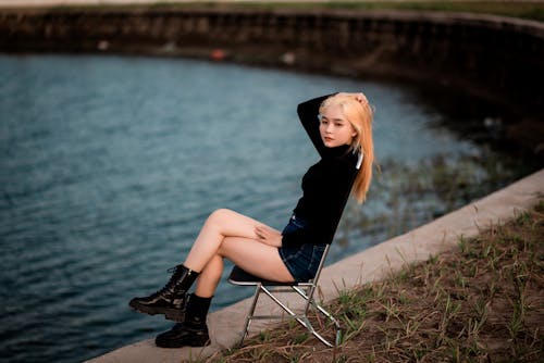 Kostenloses Stock Foto zu asiatische frau, blondes haar, jeans-shorts