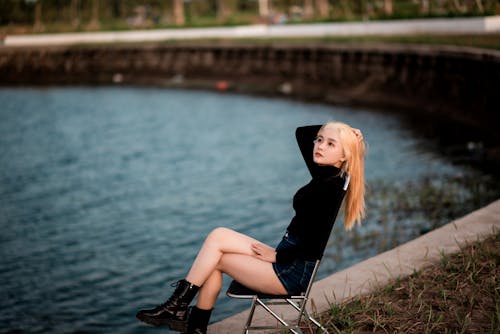 Kostenloses Stock Foto zu asiatische frau, blondes haar, jeans-shorts