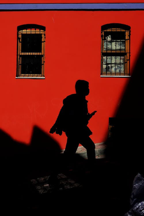 Základová fotografie zdarma na téma červená zeď, chůze, osoba
