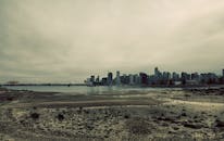 阴天里，温哥华的天际线和海滩呈现出一片忧郁的景色