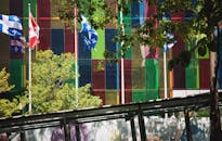 蒙特利尔市中心矗立着一座充满活力的玻璃建筑，建筑上悬挂着加拿大和魁北克国旗