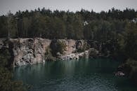 乌克兰科罗斯特什夫基的森林采石场湖景色优美，非常适合自然摄影