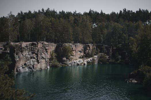 乌克兰科罗斯特什夫基的森林采石场湖景色优美，非常适合自然摄影