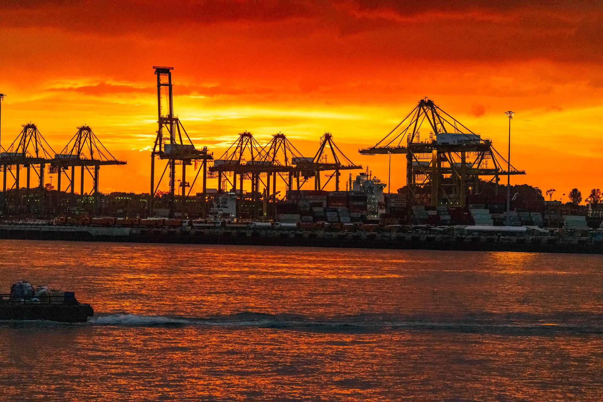 Porte-conteneurs au port de Singapour avec la ligne d'horizon au crépuscule
