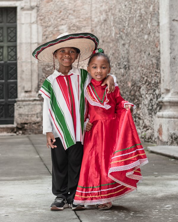Photo gratuite de costume, enfants, garçon, jeune fille, mignon, robe  rouge, sombrero, tenue traditionnelle, tir vertical, vacances mexicaines