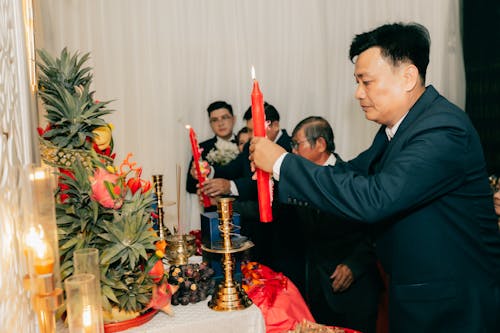 Foto profissional grátis de acendendo velas, altar, celebração