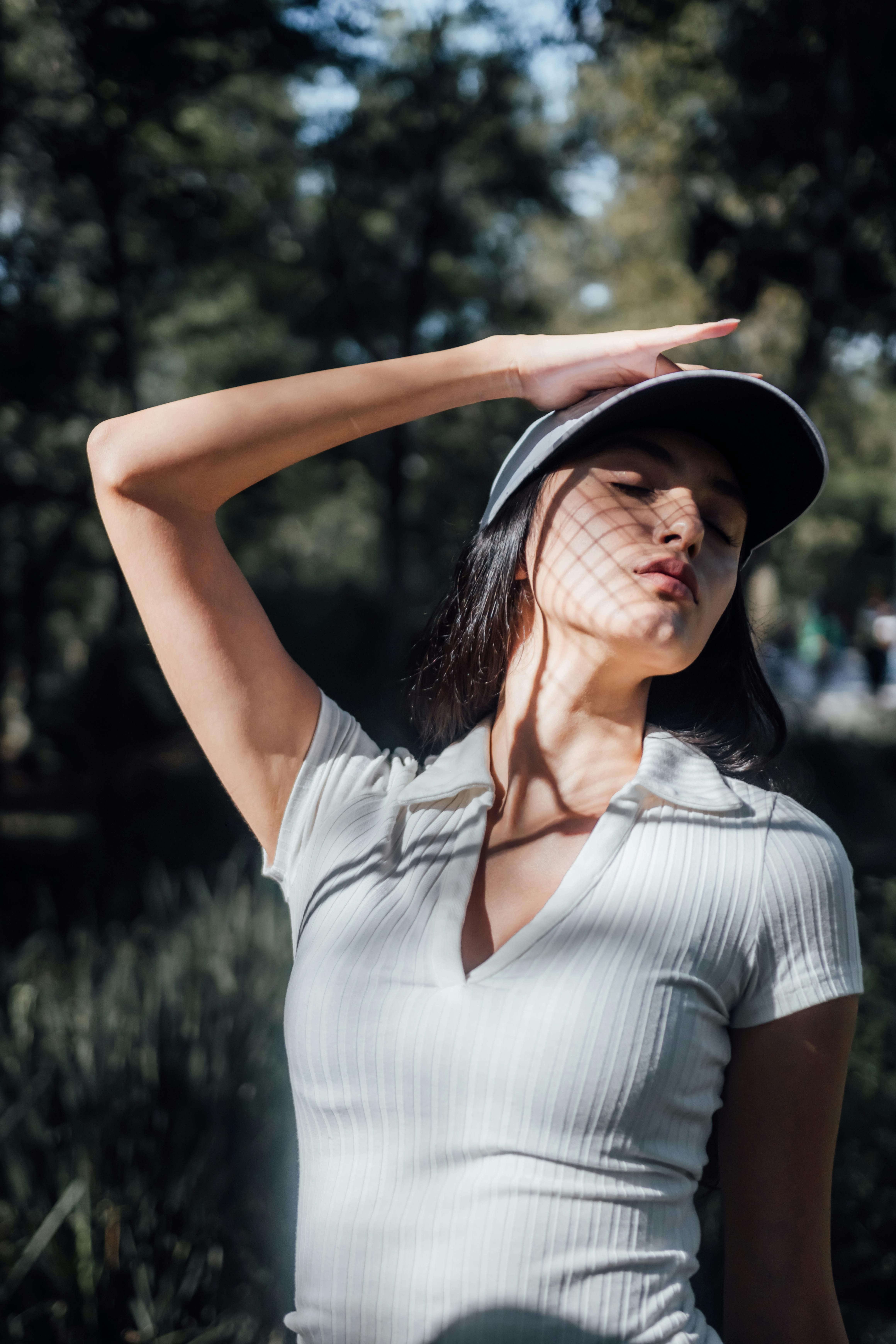 女人穿着黑白条纹长袖t恤和黑色帽子望着远方的后视图照片 免费素材图片