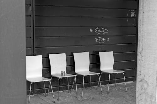 Foto d'estoc gratuïta de blanc i negre, cadires, escala de grisos