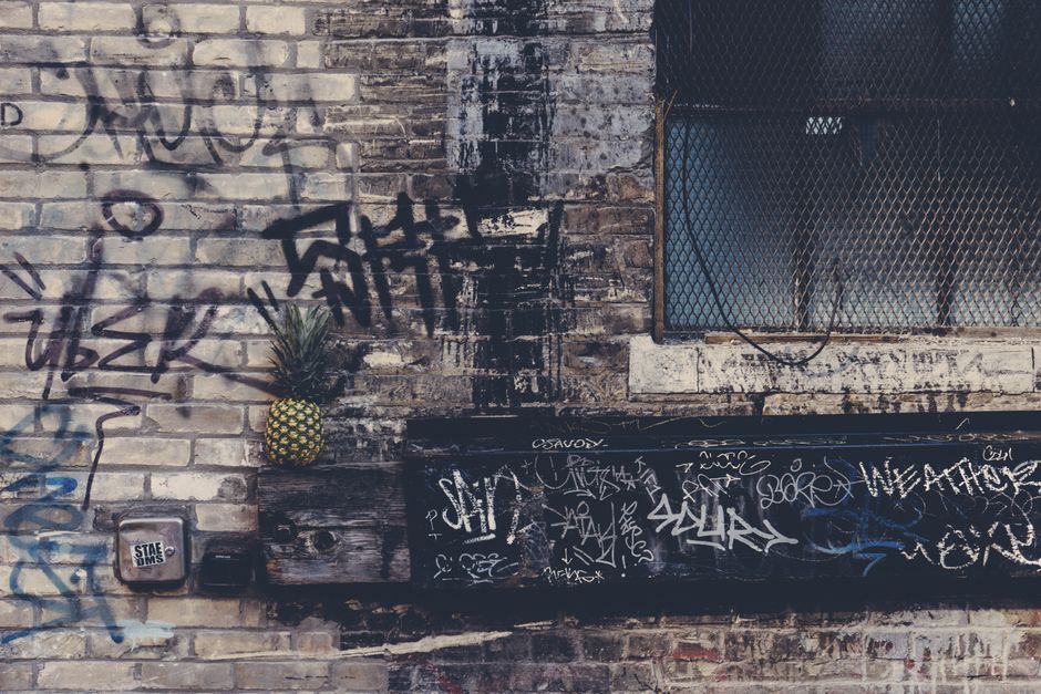 Zomertuinmuur met kleurrijke graffiti patronen. Zomertuinmuur met kleurrijke graffiti patronen.