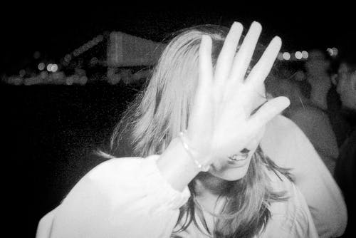 Бесплатное стоковое фото с белые длинные рукава, женщина, закрывающее лицо