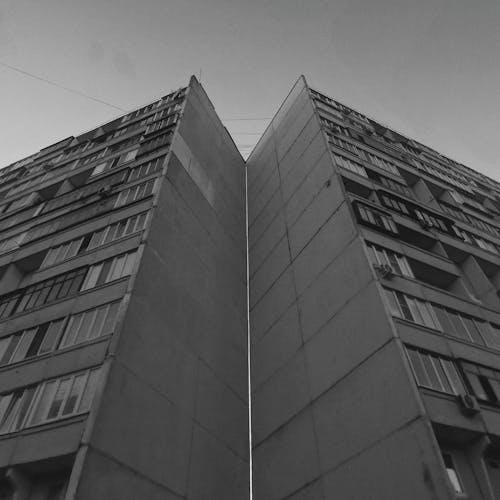 Безкоштовне стокове фото на тему «багатоповерховий, Будівля, відтінки сірого» стокове фото