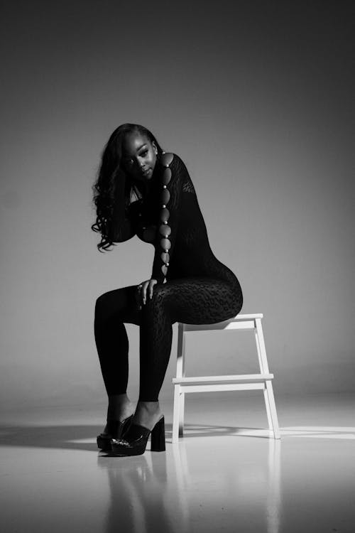 Безкоштовне стокове фото на тему «афро-американська жінка, білий стілець, вертикальні постріл»