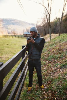 A photographer captures the fall beauty of Blue Ridge, Georgia, with mountains and fields in the backdrop.