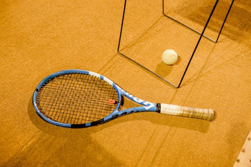 Darmowe zdjęcie z galerii z piłka tenisowa, rakieta tenisowa, sprzęt sportowy