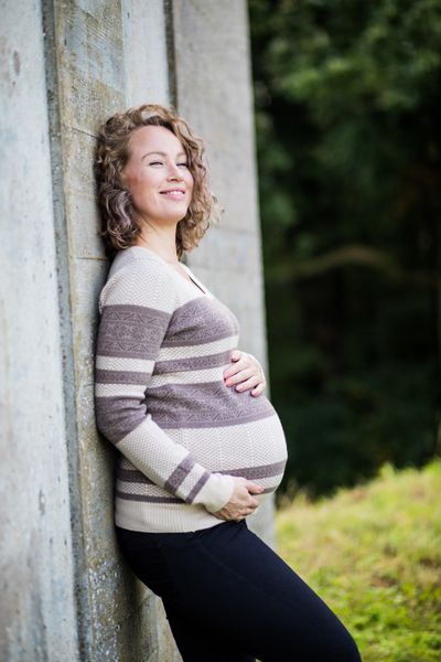 Madre embarazada sonriente