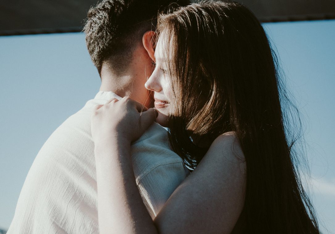Online dating: starting a conversation on a niche platform