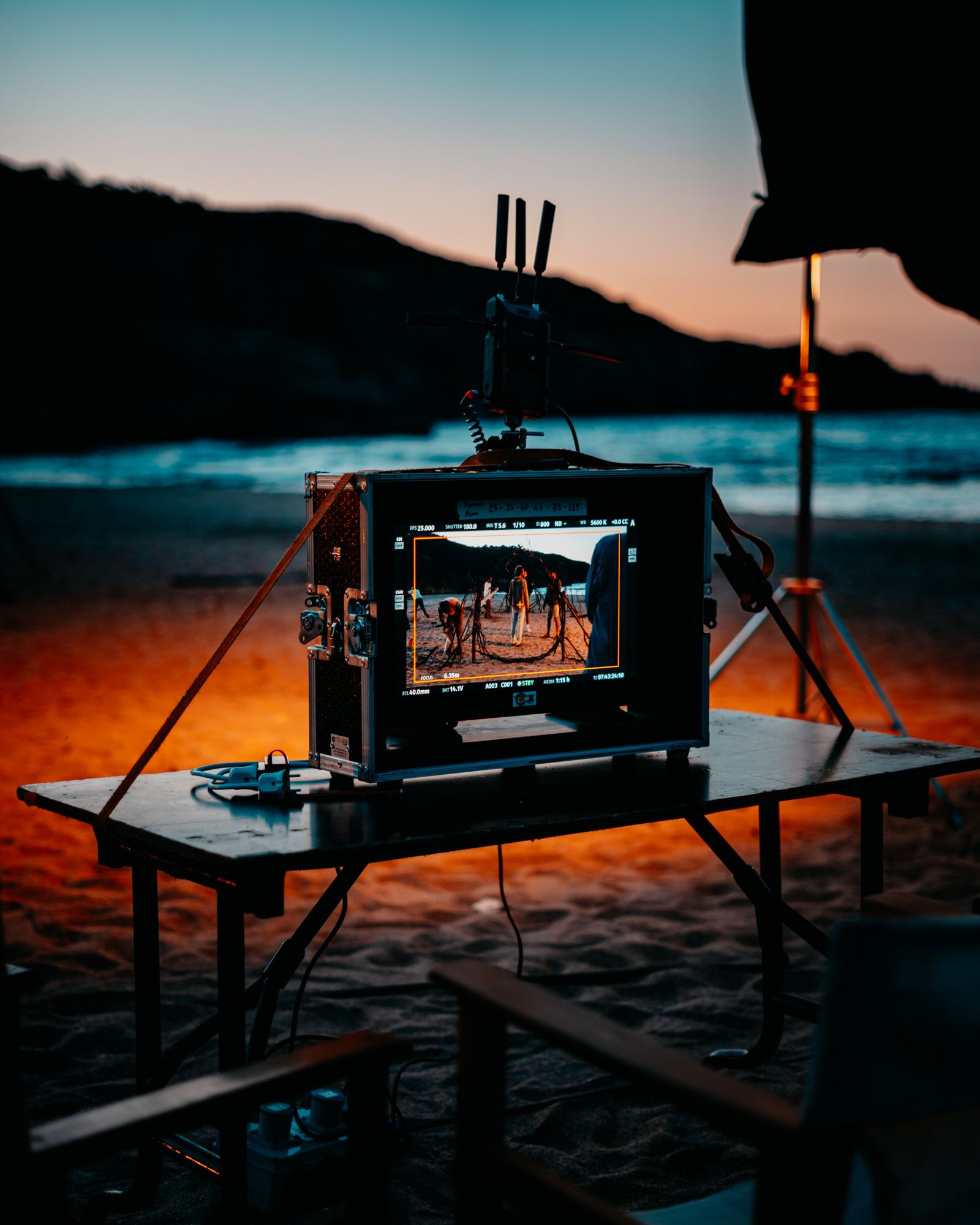 Matériel professionnel de cinéma installé sur une plage pendant un tournage
