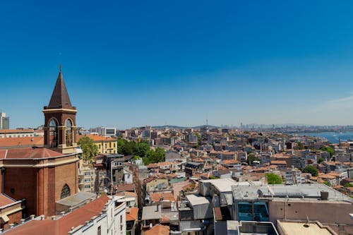 açık mavi gökyüzü, binalar, çatı içeren Ücretsiz stok fotoğraf