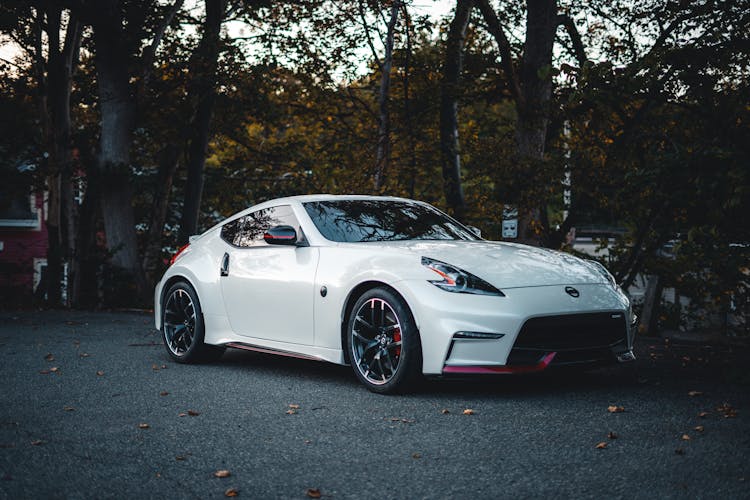 A White Nissan 370z