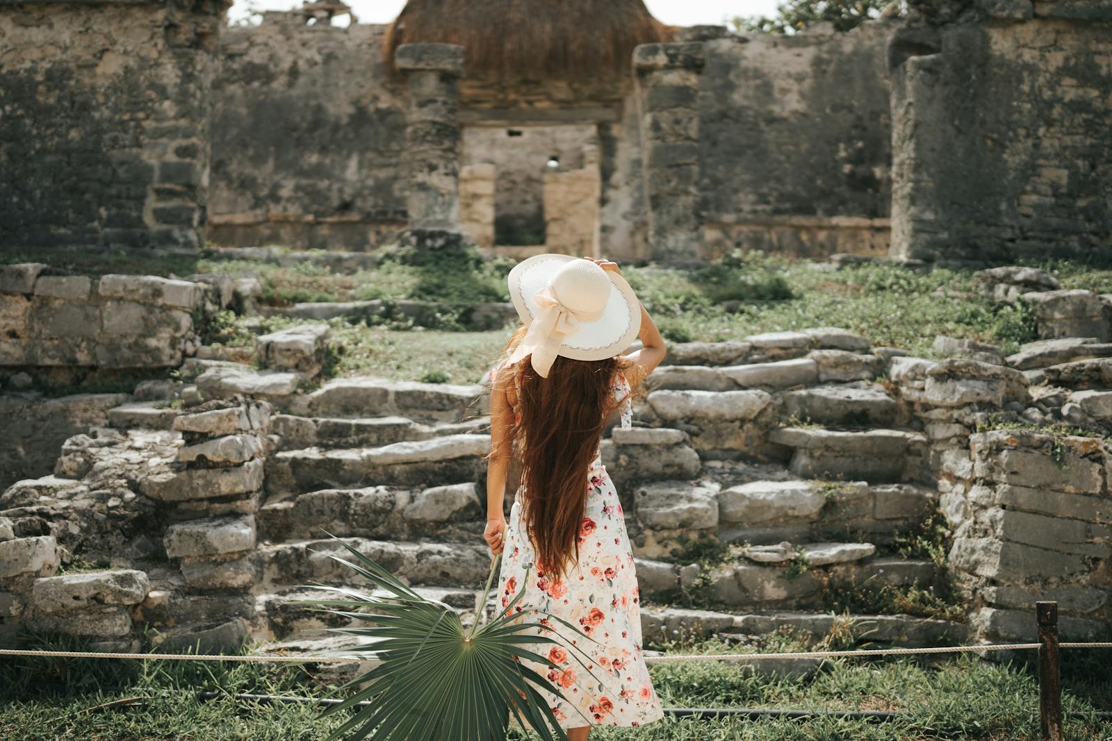 Vue des ruines mayas de Tulum, emblématiques du Mexique, avec un ciel bleu éclatant.