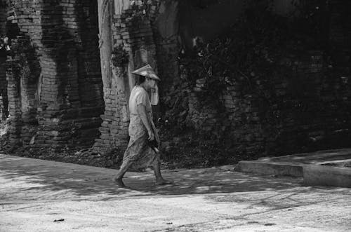 Fotos de stock gratuitas de blanco y negro, caminando, chapéu cônico asiático