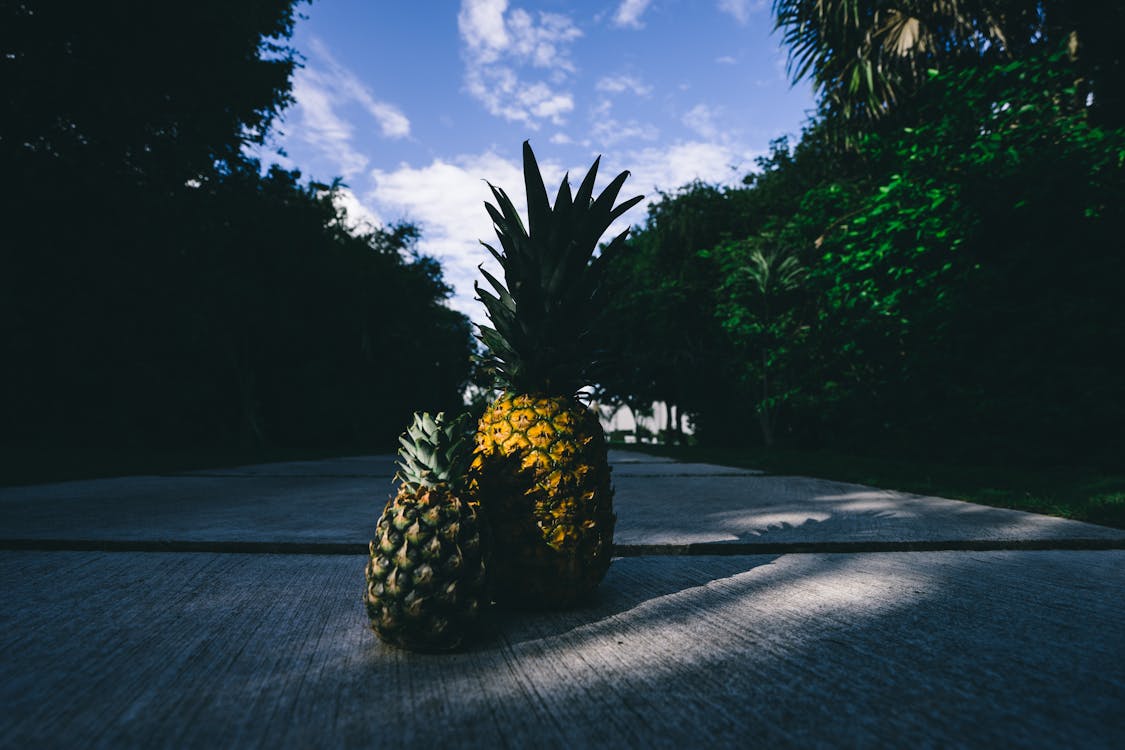 Kostnadsfria Kostnadsfri bild av ananas, betong, blå himmel Stock foto