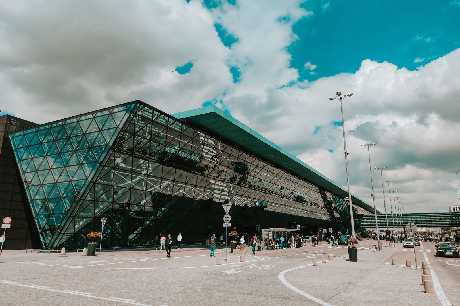 Kruze airport transfer taxi picking up passengers in Leeds, West Yorkshire