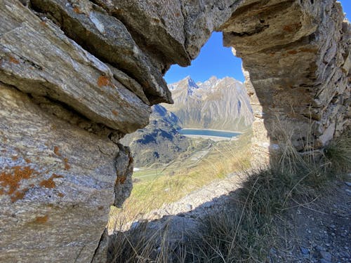 lago di montagna e arco in pietra