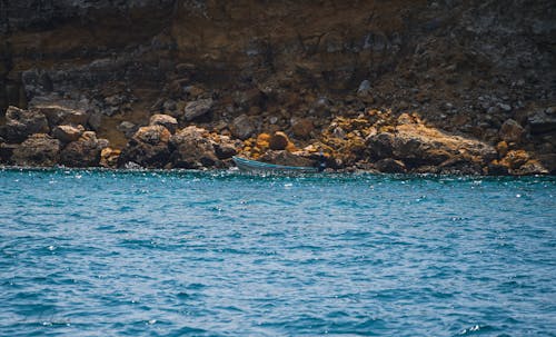 dağlar, dalgalar, deniz içeren Ücretsiz stok fotoğraf