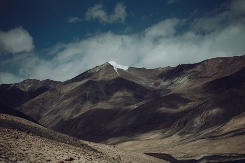 Free A stunning view of a mountain range under a cloudy sky, capturing nature's beauty and serenity. Stock Photo