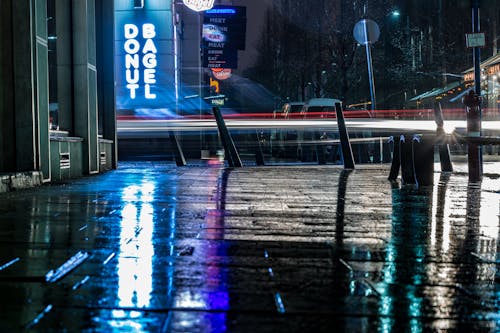 gece vakti, hareketli arabalar, ıslak yol içeren Ücretsiz stok fotoğraf