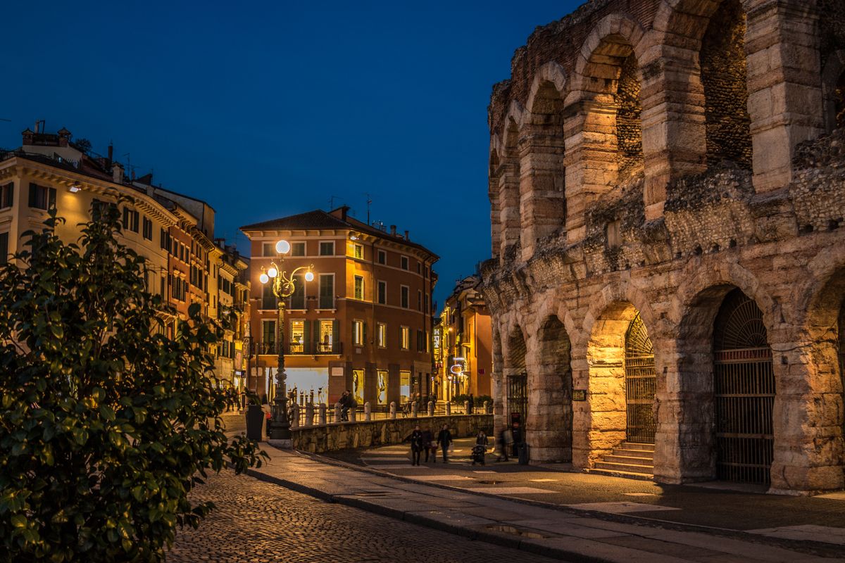 Arena din Verona iluminata la ora albastra