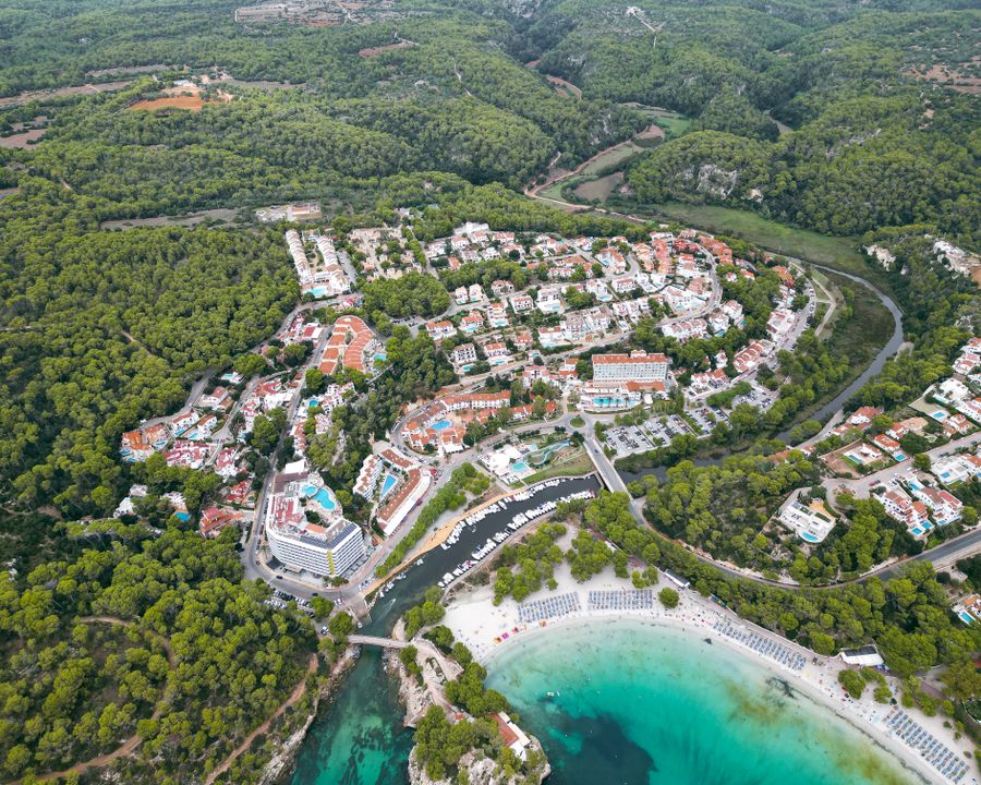 Vista aèria de Cala Galdana, la badia on es troba Villa Miel