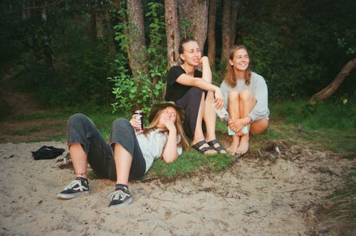 Kostenlos Drei Frauen, Die Sich Vor Bäumen Entspannen Stock-Foto
