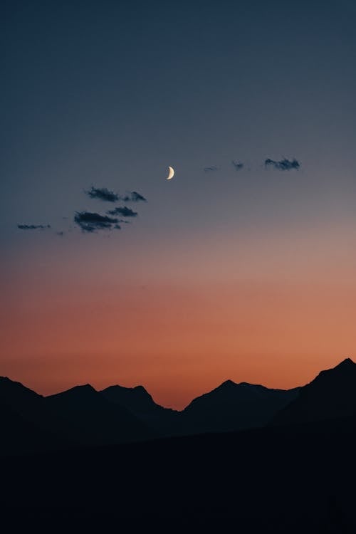akşam karanlığı, arkadan aydınlatılmış, ay içeren Ücretsiz stok fotoğraf