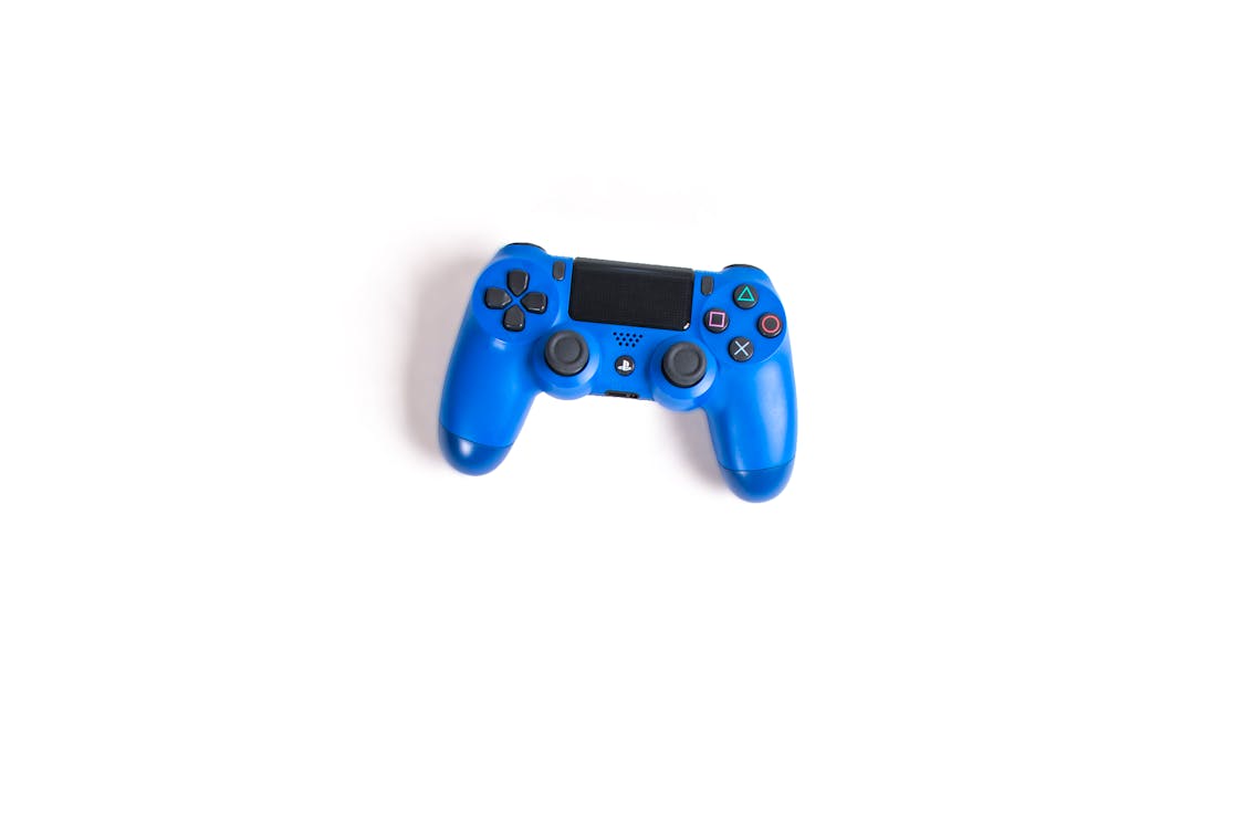 免费 白色表面上的蓝色sony Dualshock 4 素材图片