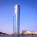 迪拜一座现代摩天大楼倒映出天空的壮丽景色