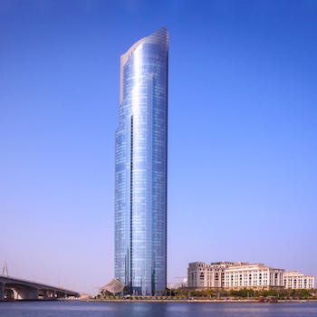 迪拜一座现代摩天大楼倒映出天空的壮丽景色