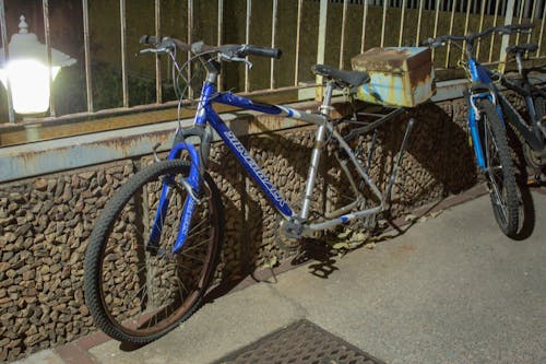 Kostenloses Stock Foto zu altes fahrrad, fahrrad, ort absondern