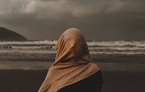 Ilmainen kuvapankkikuva tunnisteilla Draama, hiekkaranta, hijab