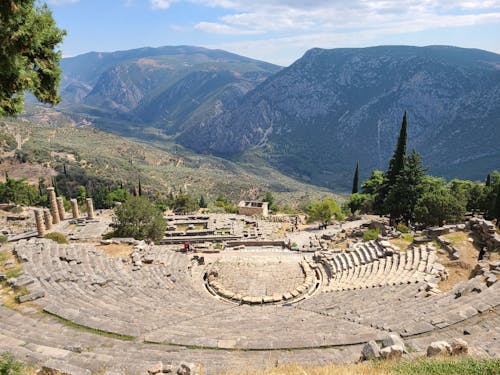 amfi tiyatro, arkeolojik site, dağlar içeren Ücretsiz stok fotoğraf