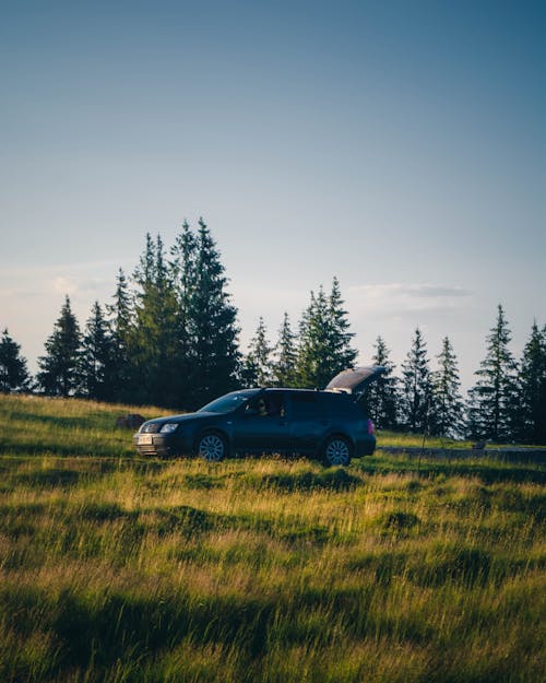 Immagine gratuita di auto, campagna, campo d'erba