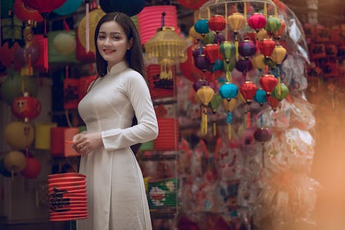Femme Tenant Une Lanterne Chinoise
