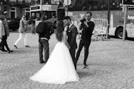 一张新娘和新郎在繁忙的城市街道上拥抱的黑白照片