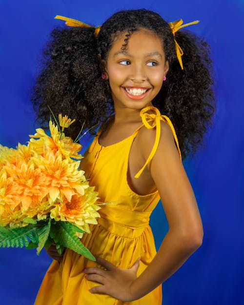 Бесплатное стоковое фото с вертикальный выстрел, девочка, желтое платье