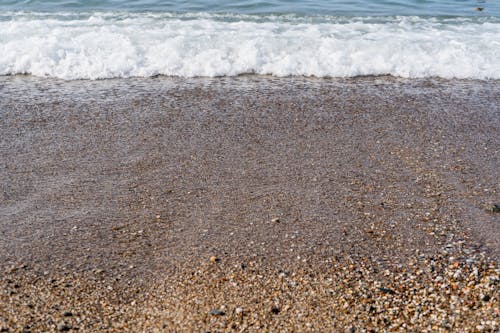 dalgalar, deniz kıyısında, doğa içeren Ücretsiz stok fotoğraf